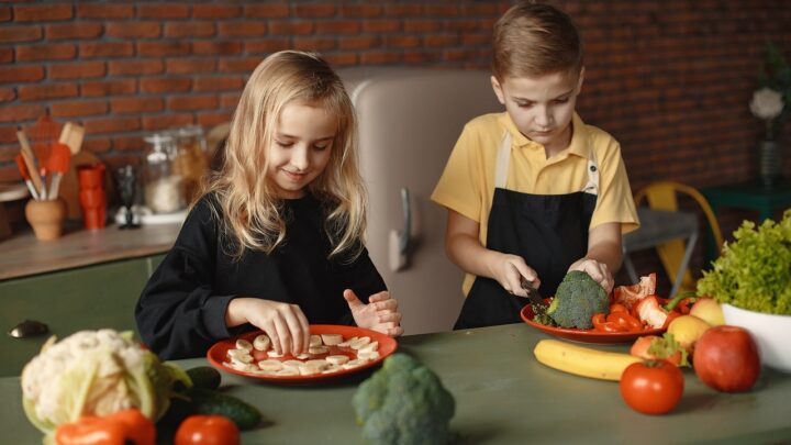 Kinderleichtes Kochen: 5 Tipps, um das Kochen mit Kindern zu erleichtern
